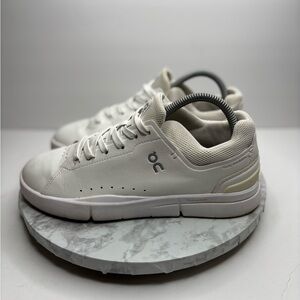 Size 8-  On The Roger Advantage sneakers in white vegan leather